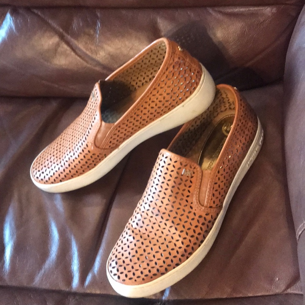 MICHAEL KORS SLIP ON LOAFERS. Size 9